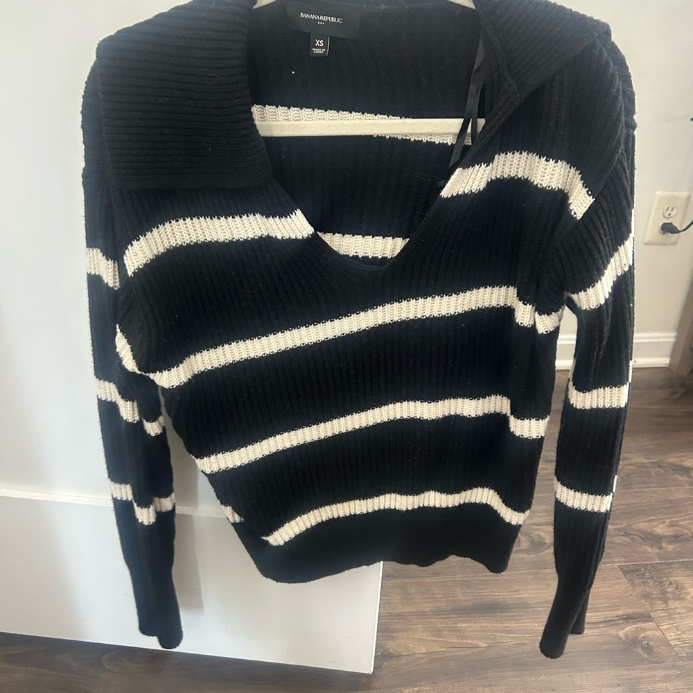Banana Republic Black and Cream V-Neck Sweater